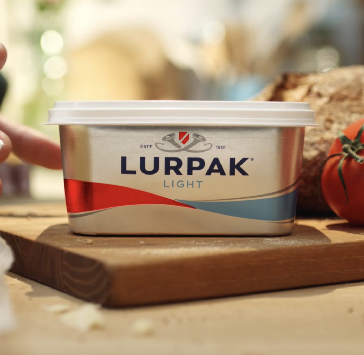 Lurpak Light smeerbaar op een houten plank