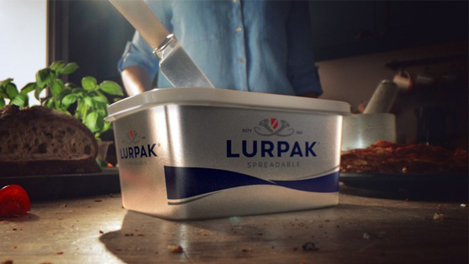 Een kuipje Lurpak smeerbaar in een keuken