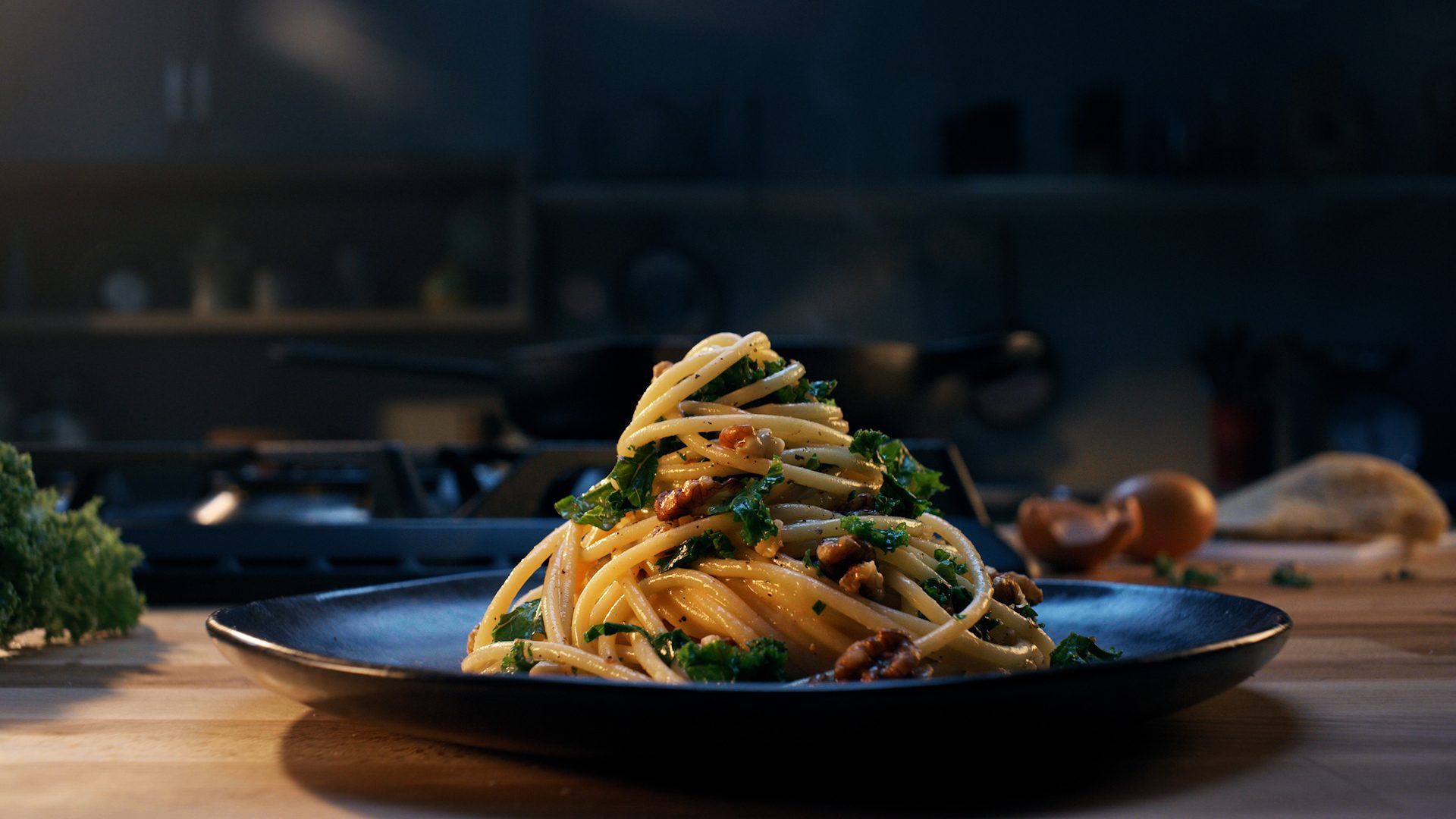 Pasta wordt uit een pan in een kom geschept