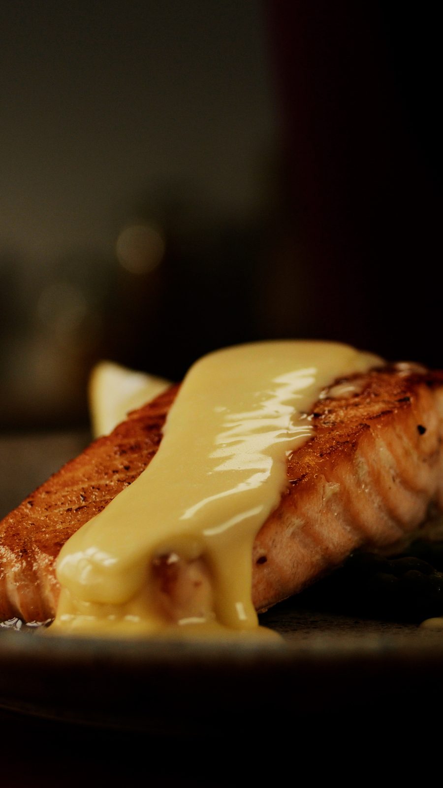 Beurre blanc over een gebakken zalmfilet